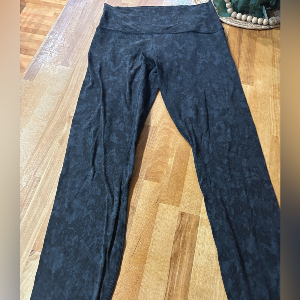 lululemon athletica Black Tonal Pattern Leggings - size 8 (28 inch) - Picture 2 of 4